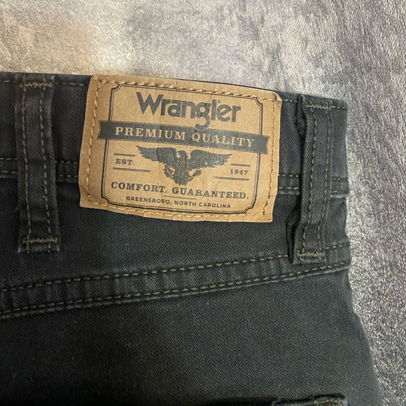 Men’s Wrangler Straight Fit Black Stretch Pants - Picture 7 of 8